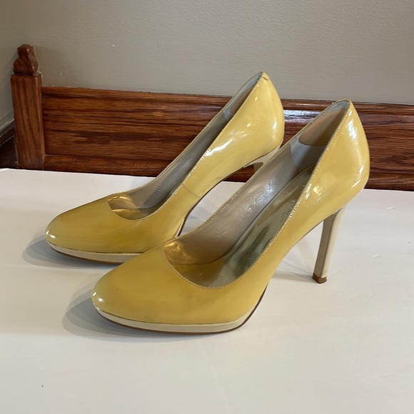 BCBGeneration women’s light yellow patent slight round toe pumps platform 9B - Picture 2 of 12